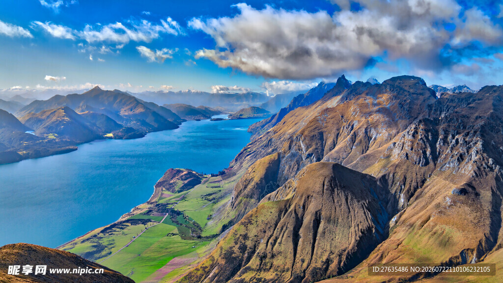 壮丽高山湖泊美景