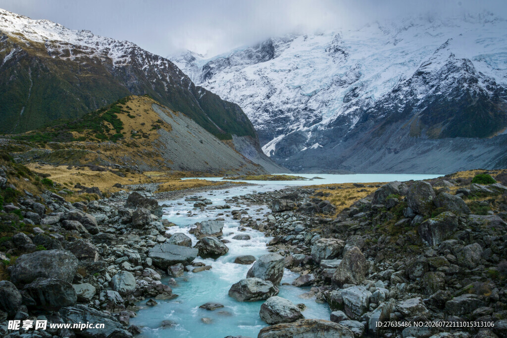 山间溪流与壮丽雪山景观