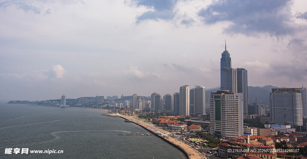 海滨城市壮丽天际线景观