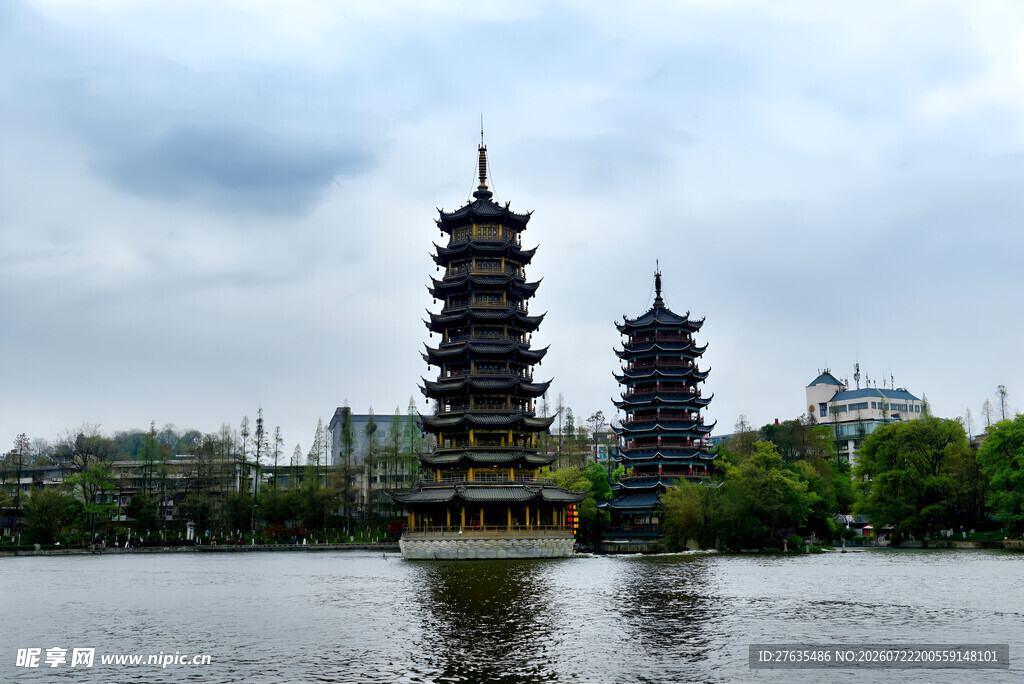 湖畔双古塔古韵入画来