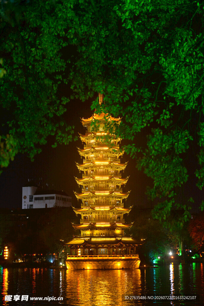 湖畔璀璨古塔夜景