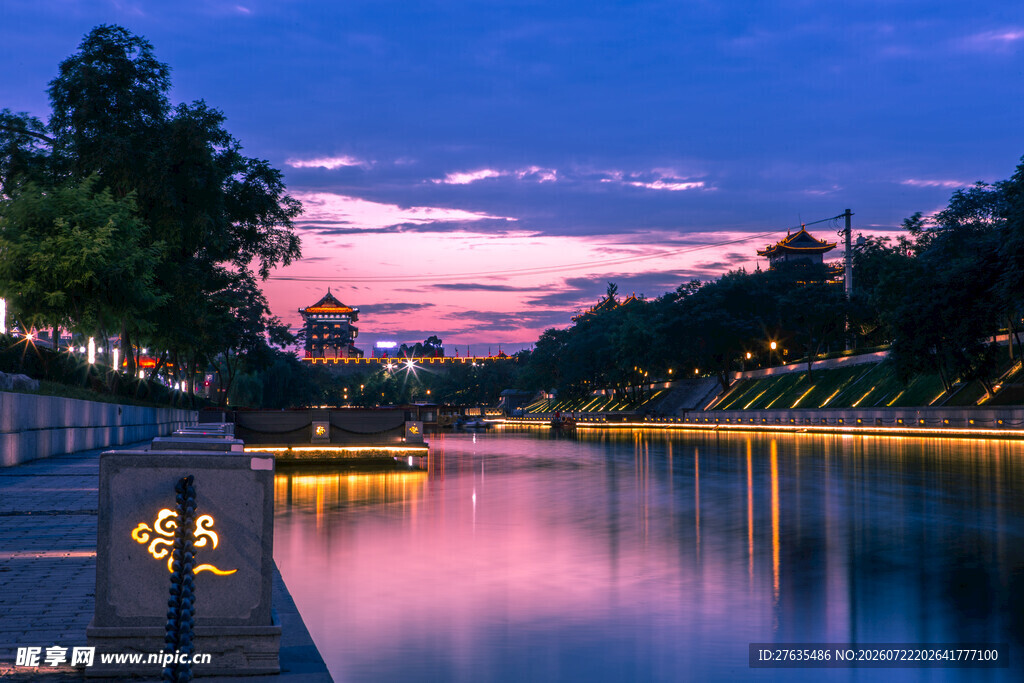 河畔黄昏美景