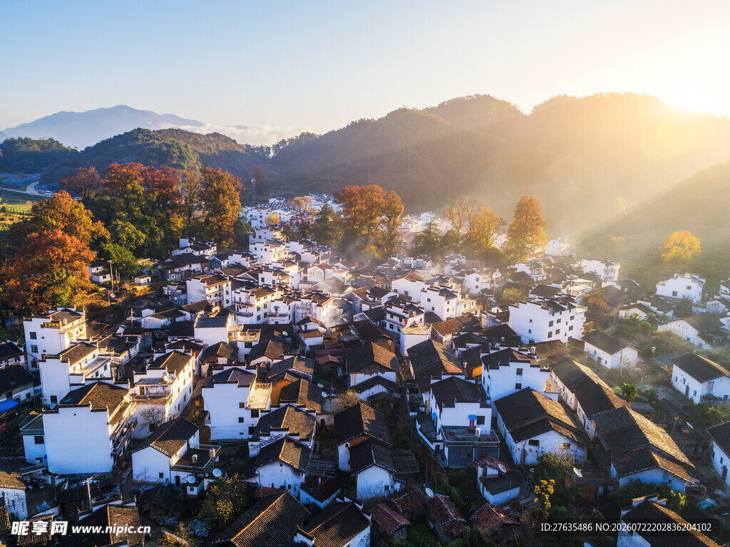 秋日山村全景阳光洒落