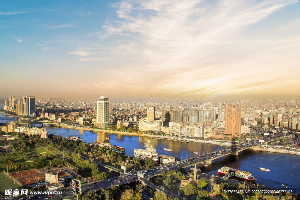 城市河畔风光全景