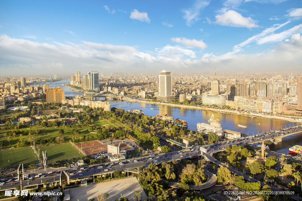 城市河畔风光全景图