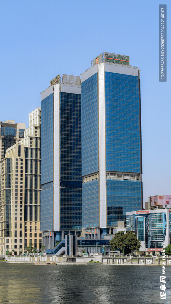 河畔现代高楼建筑群