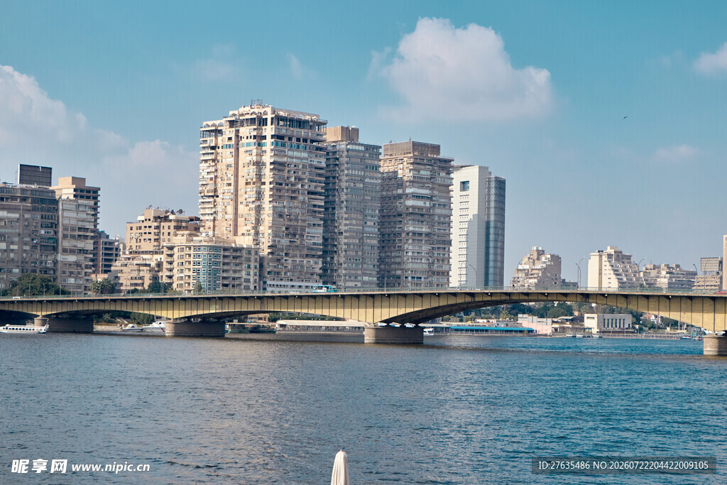 城市河畔桥梁与高楼景观