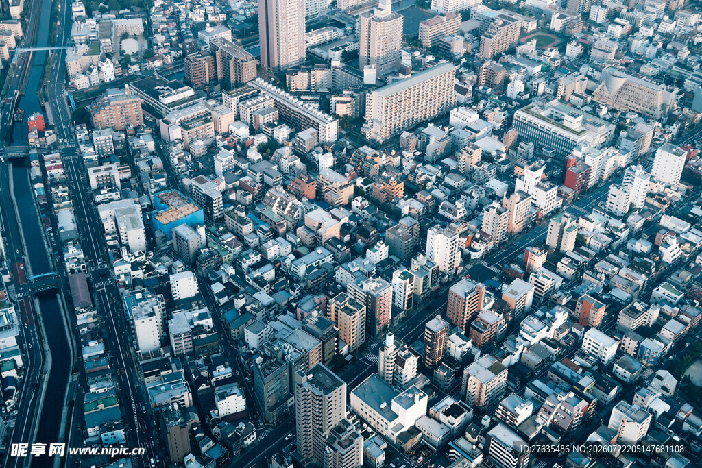 俯瞰密集城市建筑群