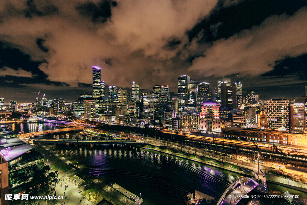 城市璀璨夜景俯瞰图