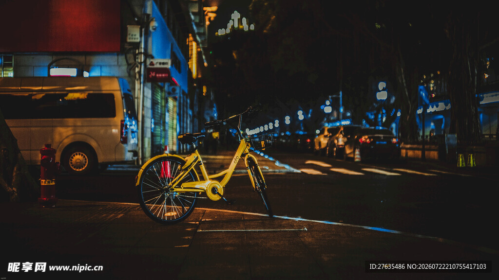 夜晚街头的绚丽光影单车