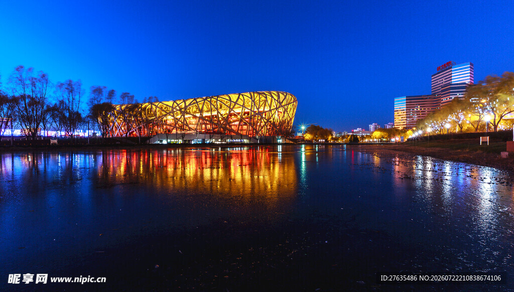 城市河畔璀璨夜景