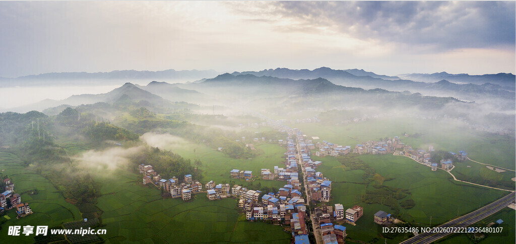 雾中乡村美景