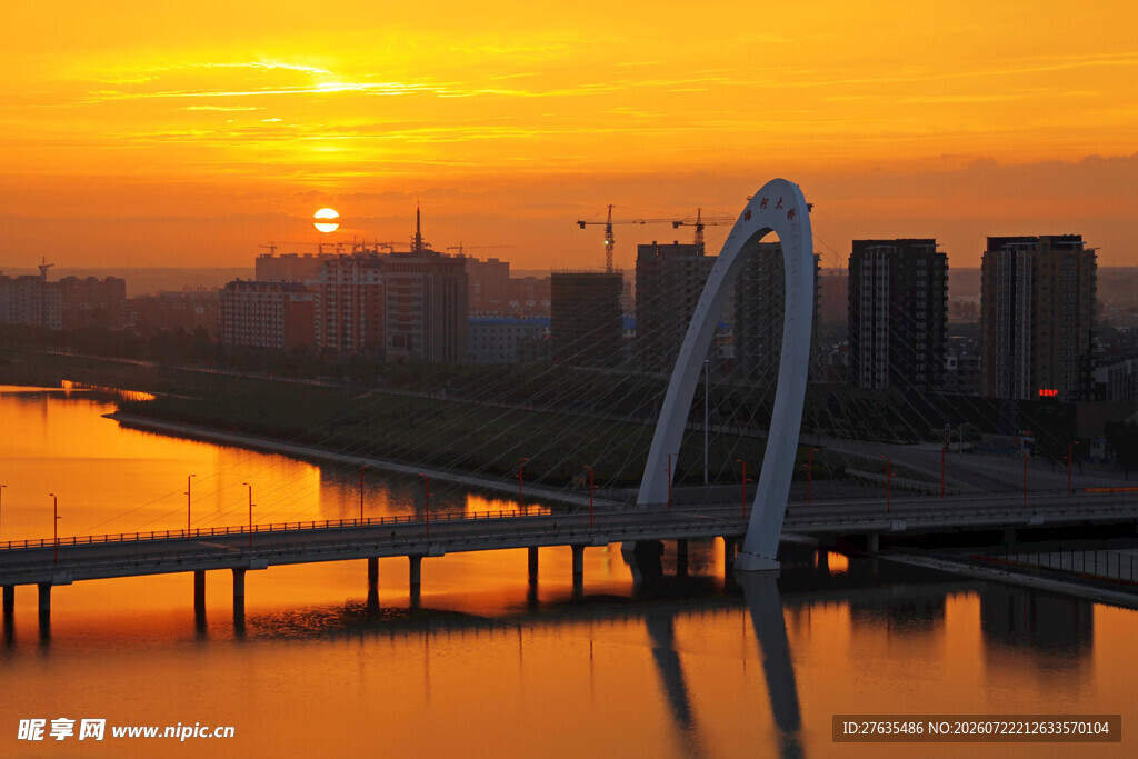 夕阳下的城市桥梁美景