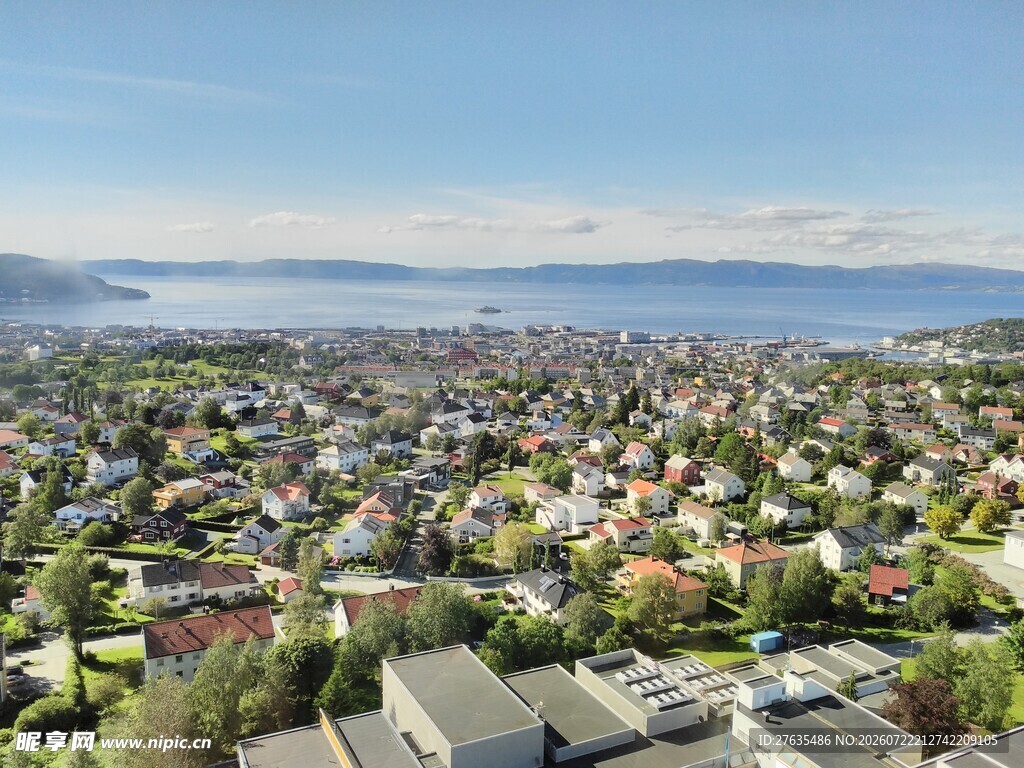 俯瞰城市与湖景风光
