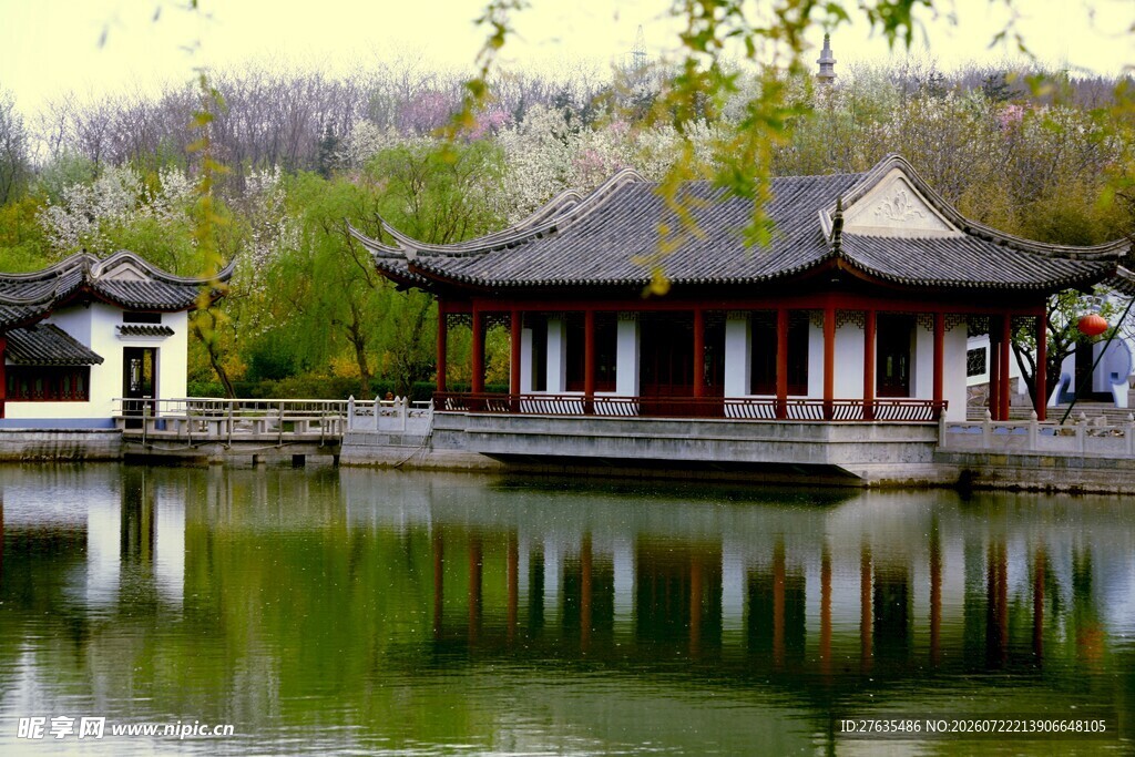 湖畔中式古建宁静美景