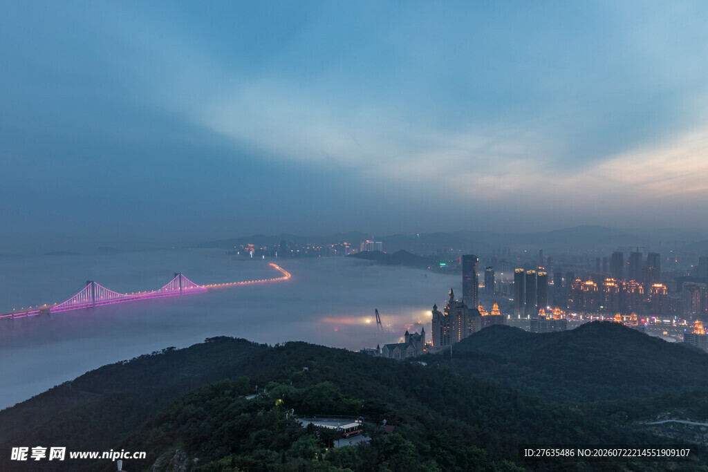 城市夜景与远山壮丽景观