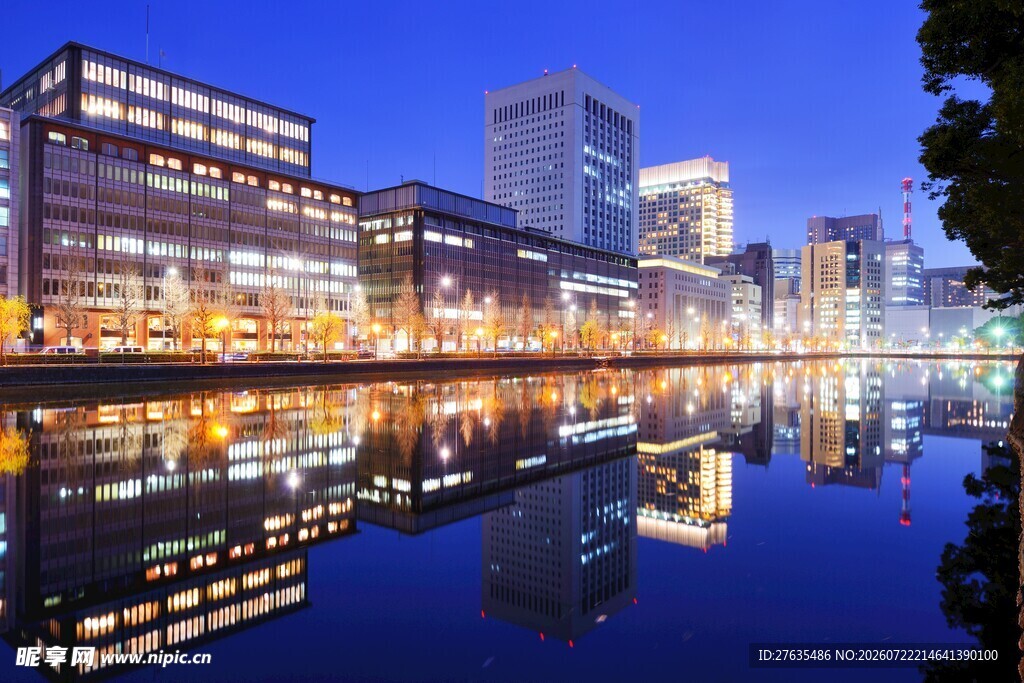 城市河畔夜景倒影之美