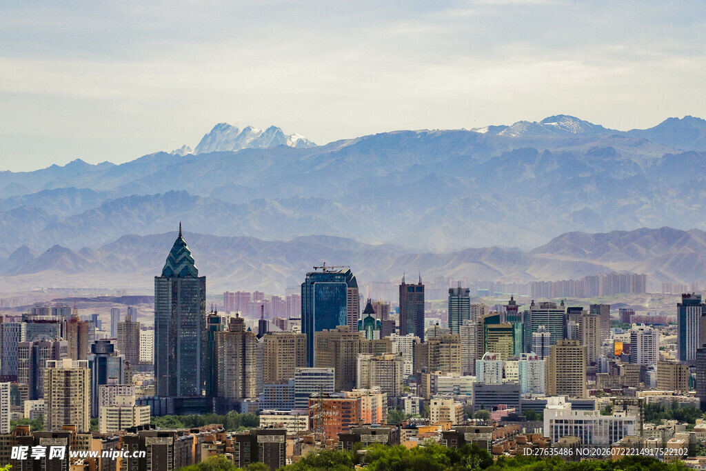 城市天际线与远山景观