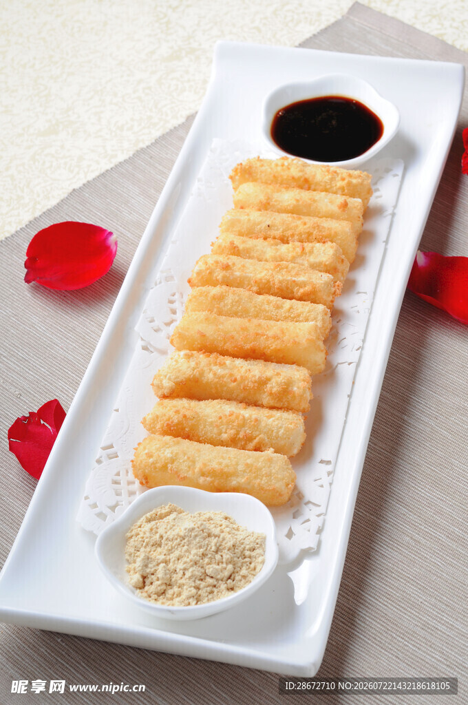 美味春卷配蘸料