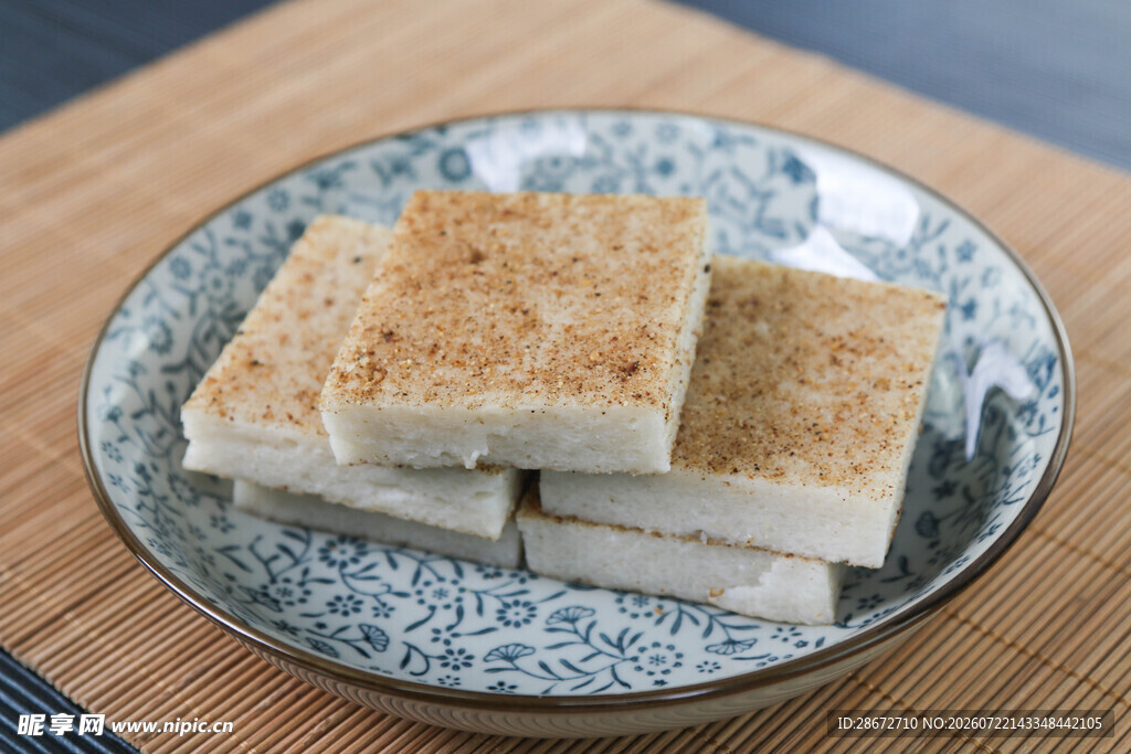 美味糯米糕摆于精致盘中