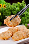 香酥炸肉饼筷子夹起瞬间