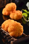 美味油炸小食色泽诱人