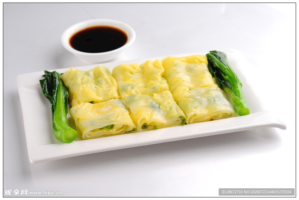 美味肠粉配酱汁与青菜