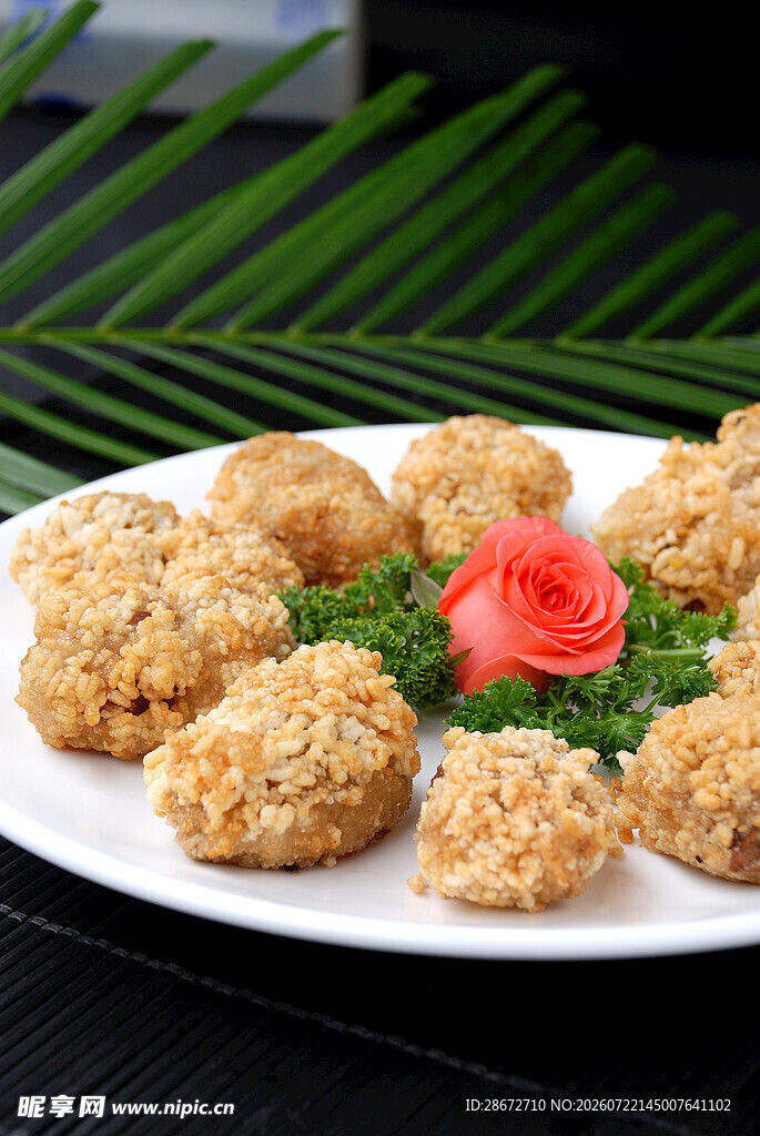 香酥美味炸丸子摆盘中