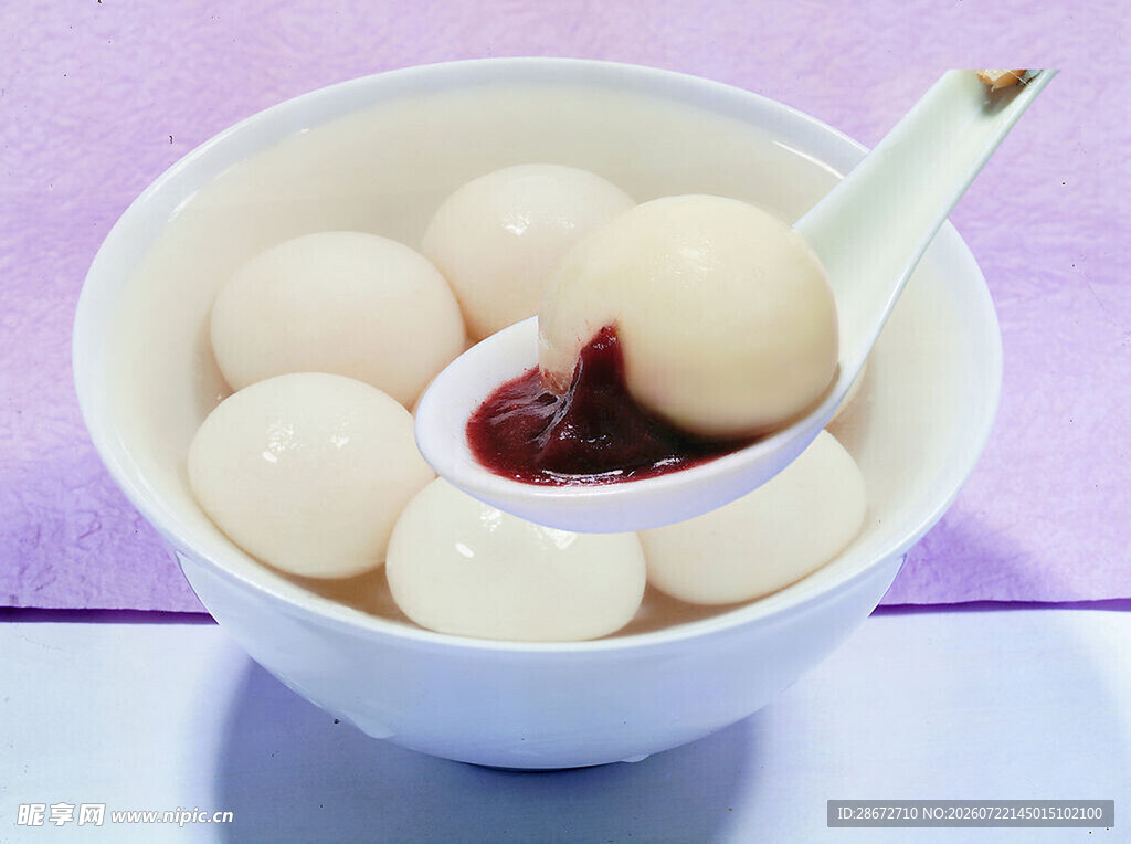 碗中美味汤圆配甜酱