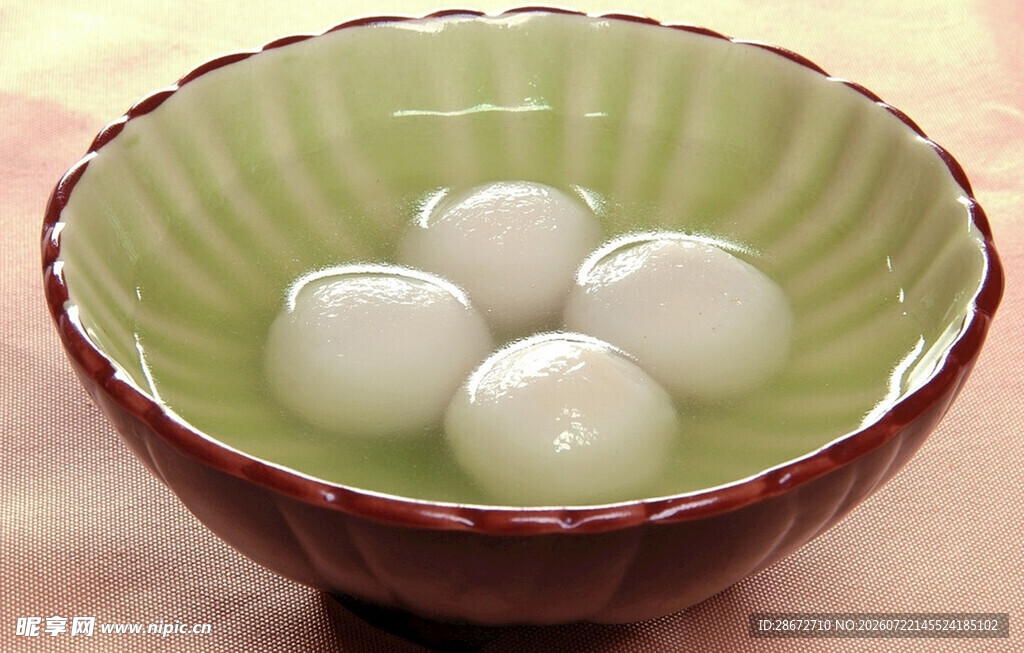 绿碗中的圆润白汤圆
