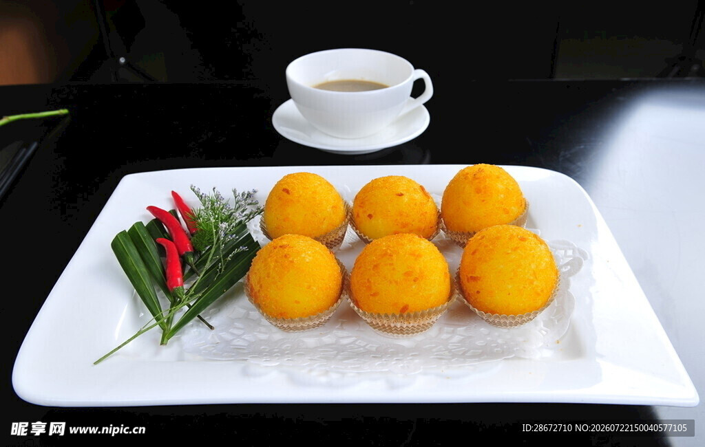 金黄团子配茶饮与辣椒