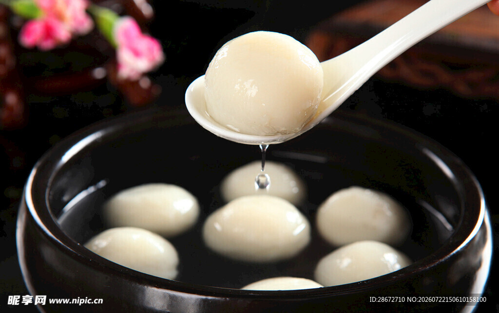 美味汤圆正被舀起