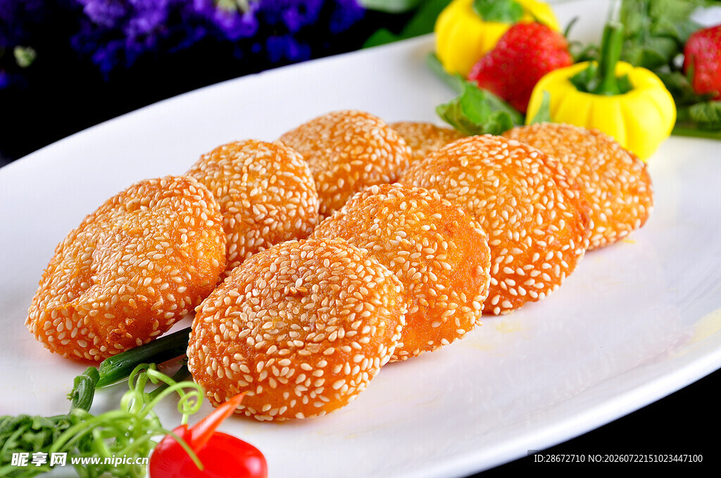 芝麻香酥炸物摆于盘中