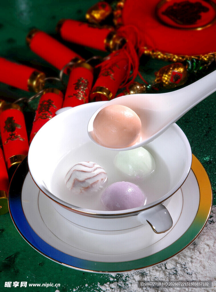多彩汤圆置于锅中待煮