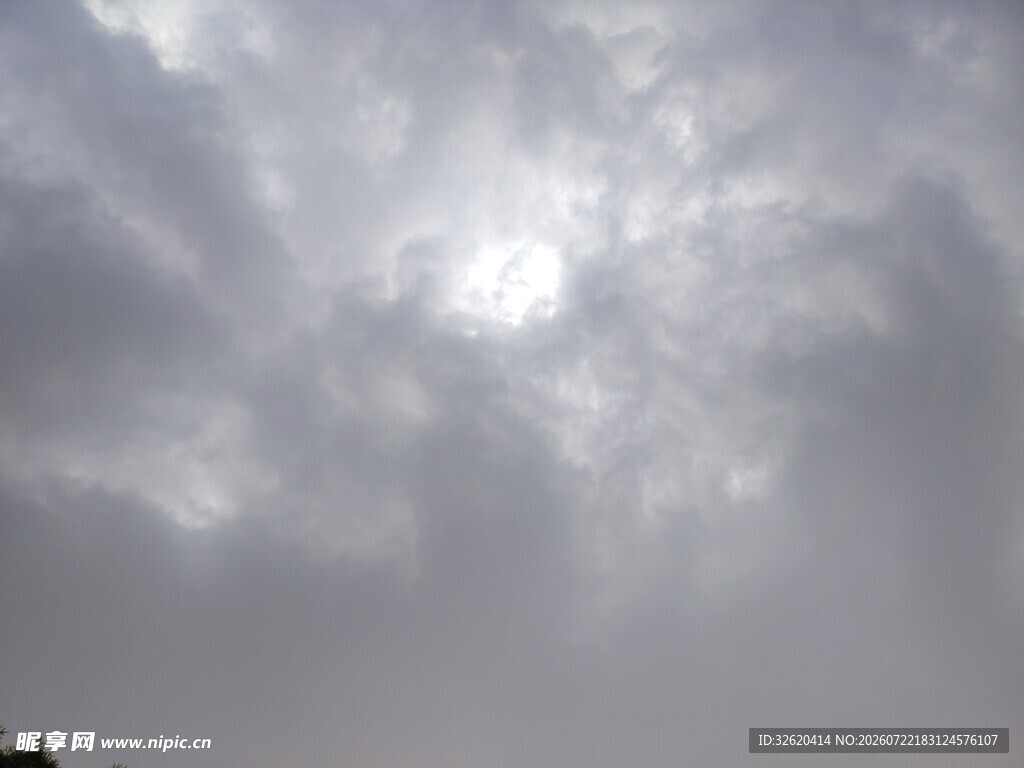 阴云密布的天空