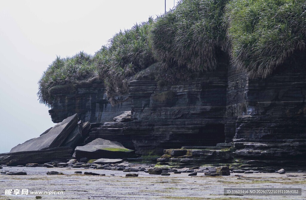 海边嶙峋峭壁
