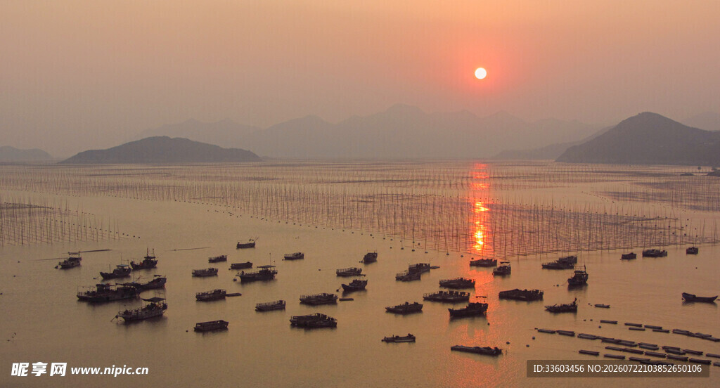 海上落日下的船只景观