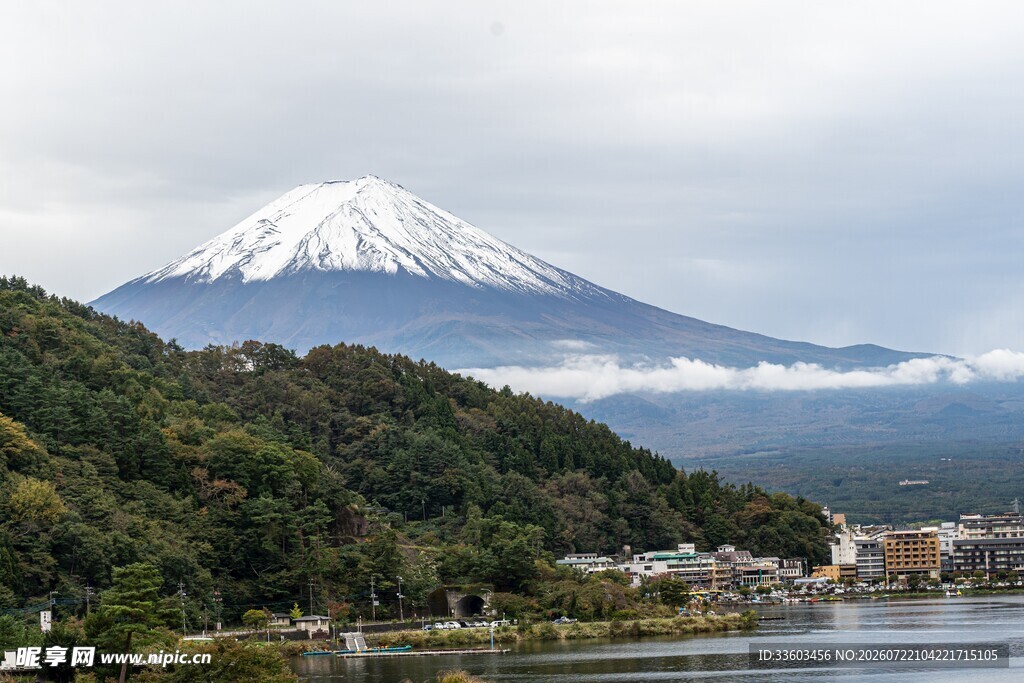 富士山湖畔秀丽风光