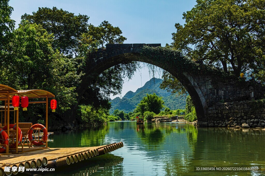 桂林山水拱桥下的竹筏美景