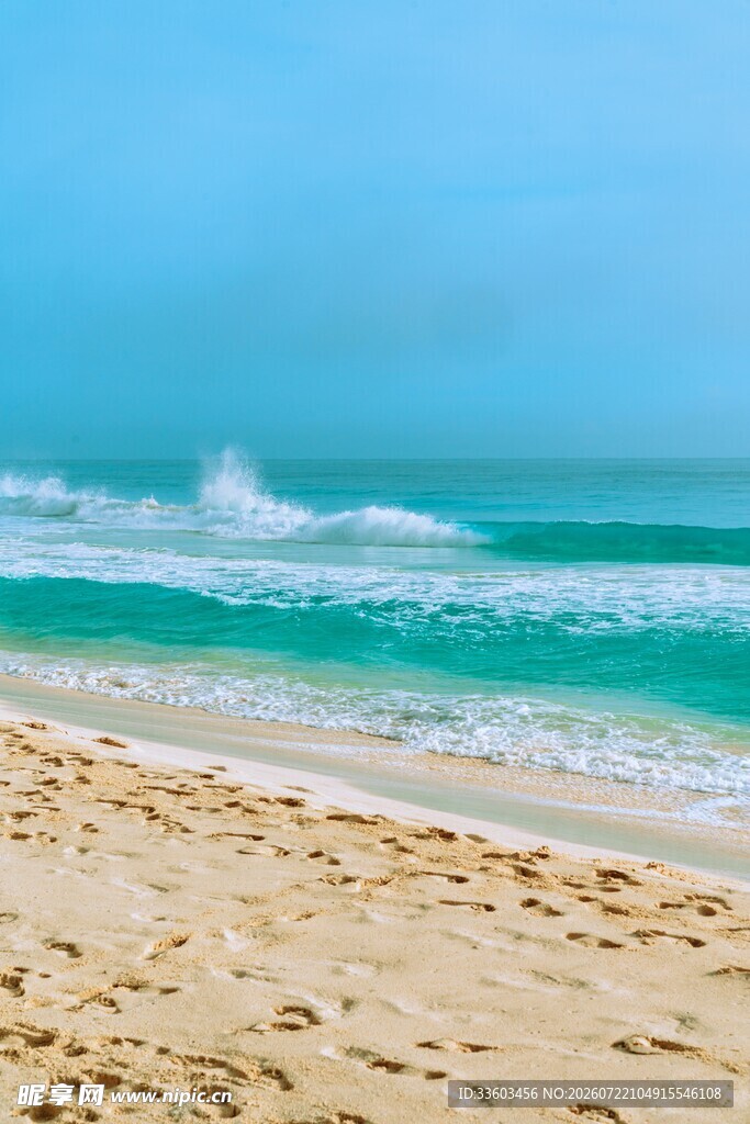 美丽海滩海浪轻拍沙滩