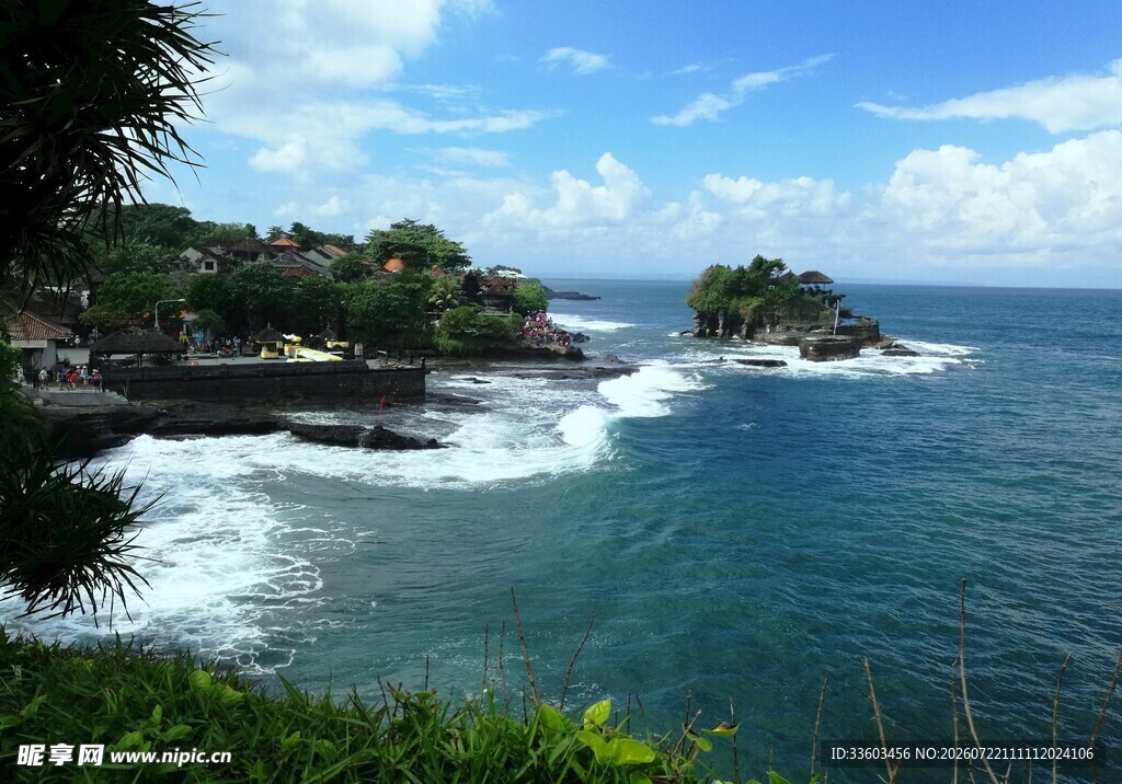 海边美景海浪拍击岩石