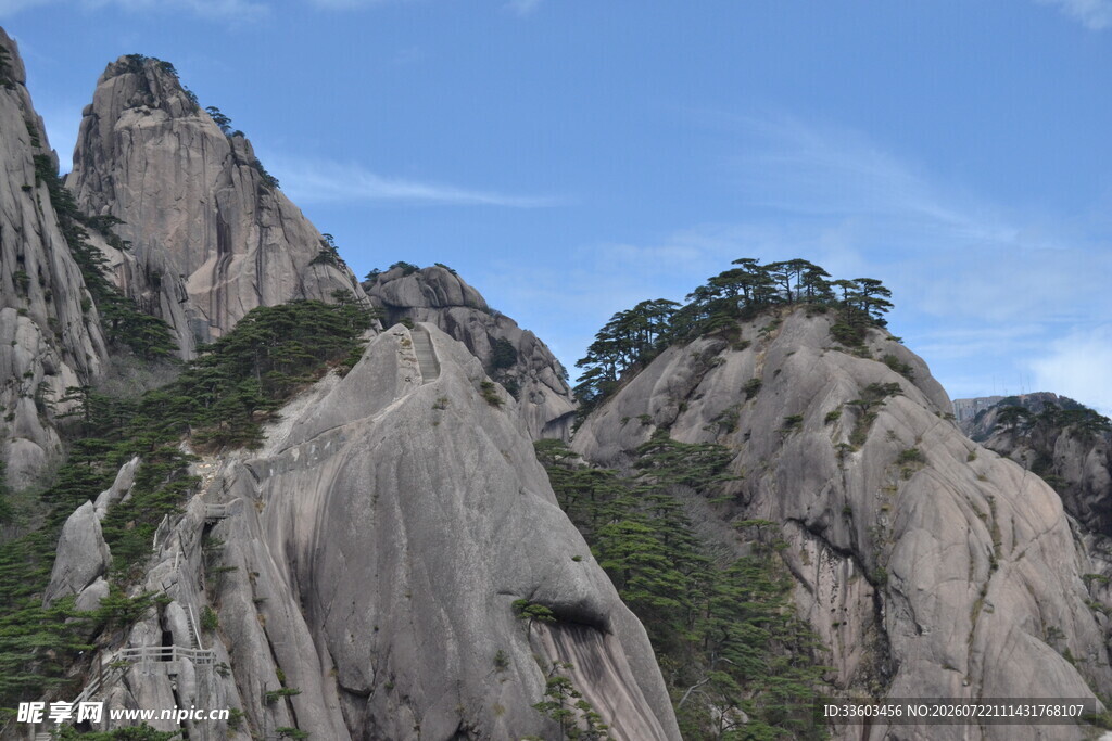 巍峨壮观的奇峻山峰
