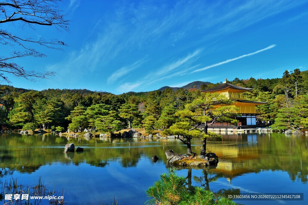 金阁寺湖畔美景
