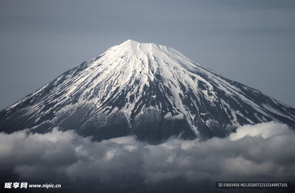巍峨雪山穿云海