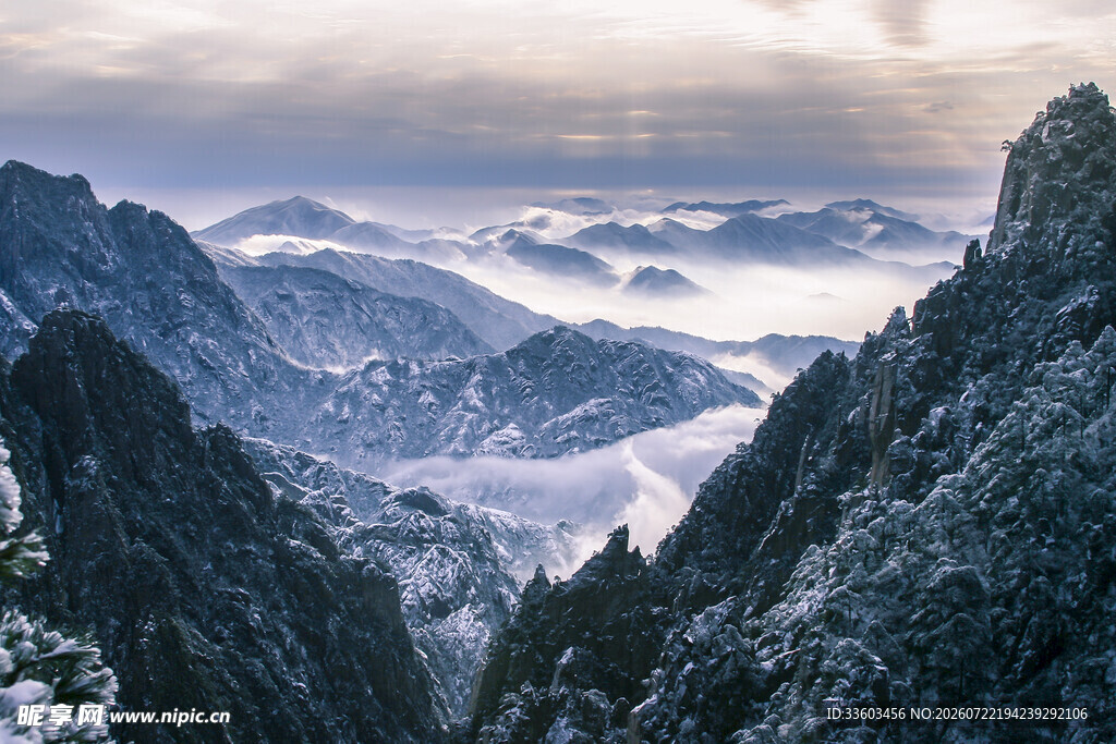雪覆山峦间的云海奇观