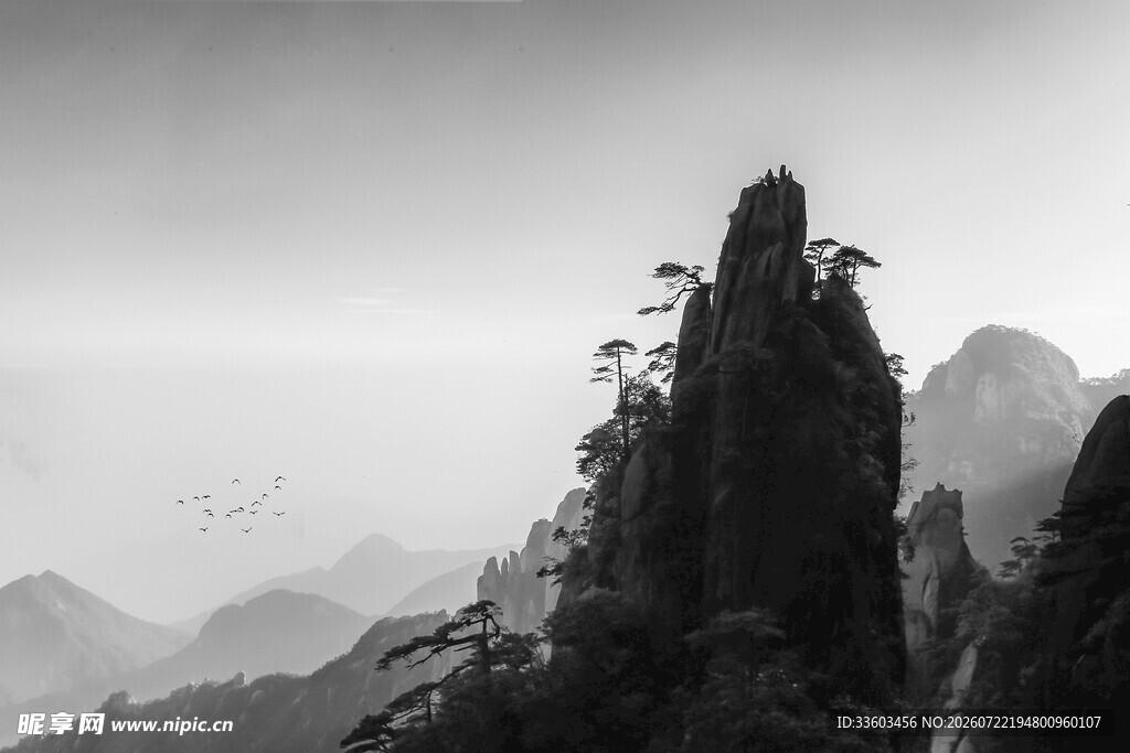 水墨风格的巍峨山峰