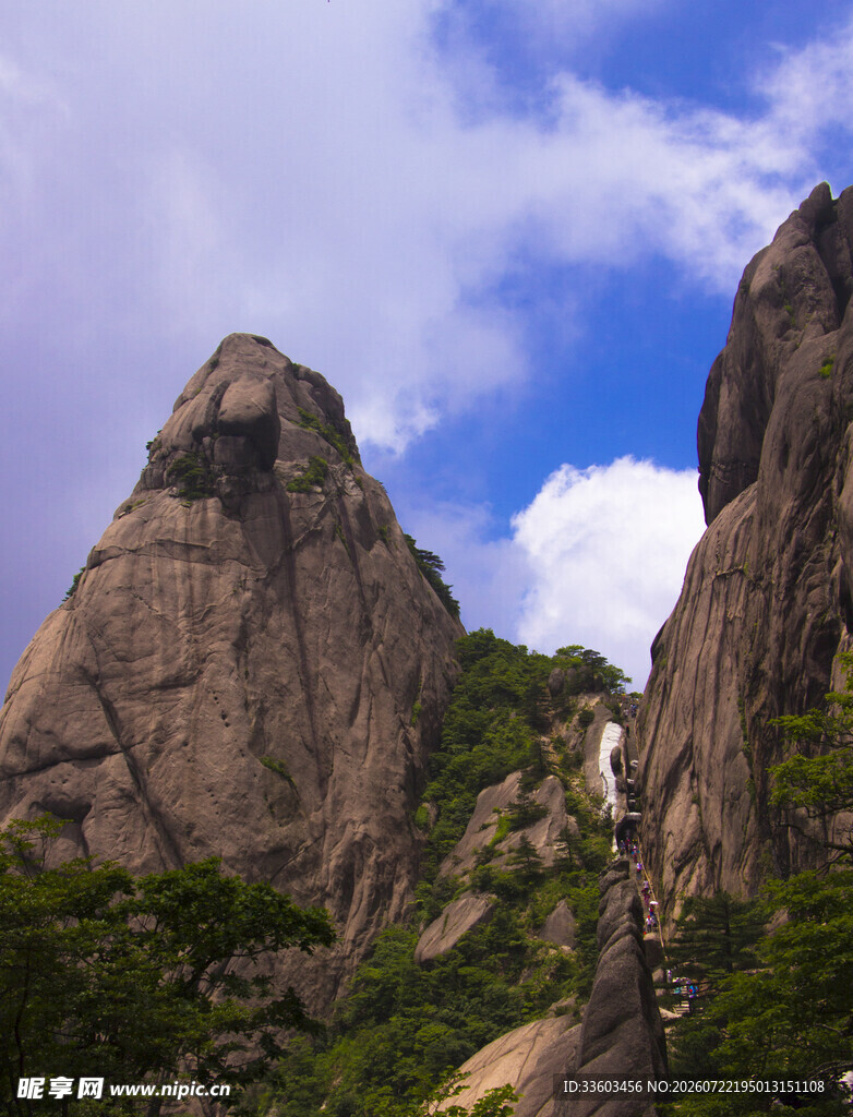 巍峨山峰与葱郁植被景观