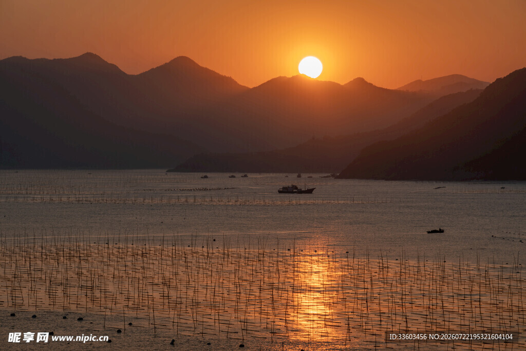 夕阳下的宁静水域风光