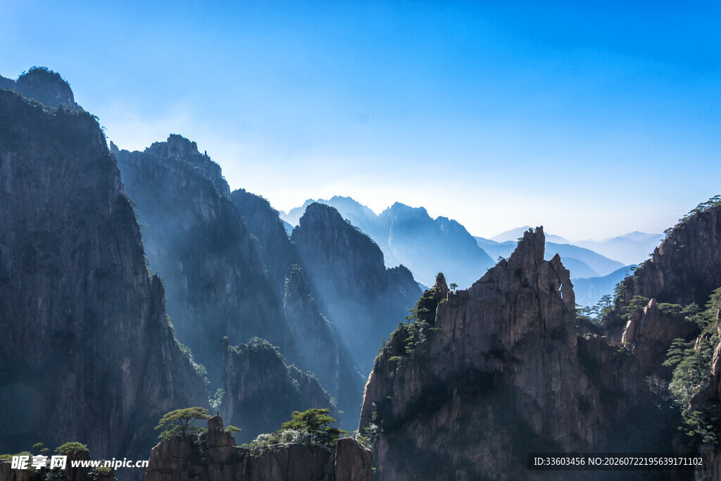 壮丽山景奇峰耸立