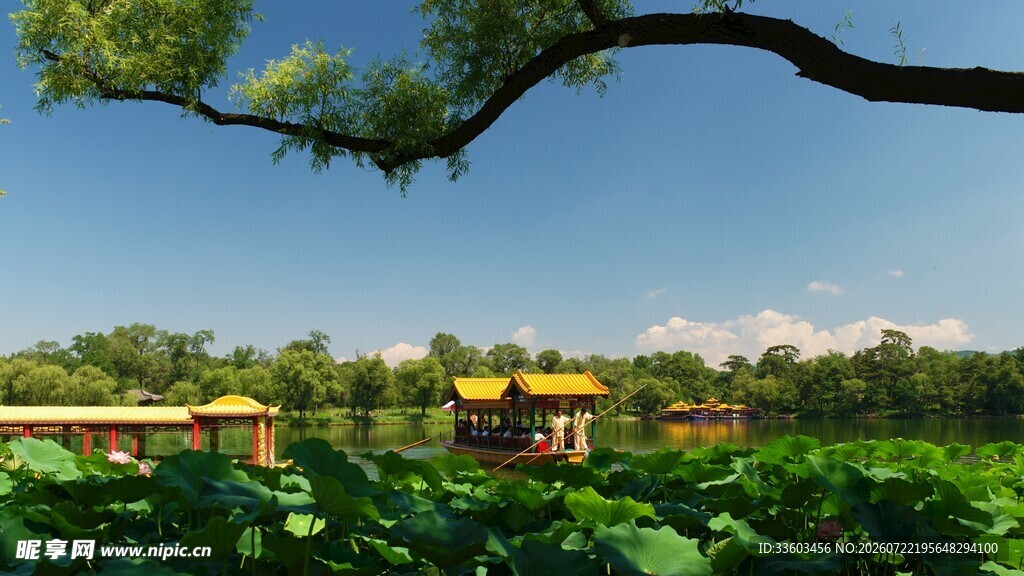 荷塘边的中式建筑美景